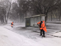 Коммунальные службы расчищают подходы к остановочным павильонам Коммунальные службы расчищают подходы к остановочным павильонам