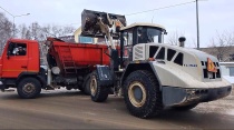 Город продолжают очищать от снега и наледи, а также обрабатывать дороги противогололедными материалами в ночные часы 