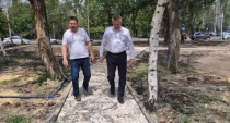 Михаил Исаев: «В рамках субботнего объезда посетил сквер по 50 лет октября в границах Ленинского района. Здесь продолжаются работы по благоустройству»
