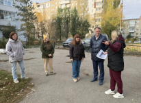 На ул. Осипова осмотрели место под детскую площадку На ул. Осипова осмотрели место под детскую площадку
