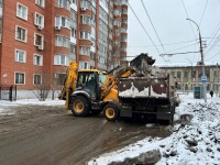 Продолжается уборка города от снега и наледи