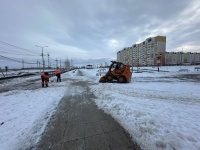 Продолжается уборка города от снега и наледи