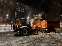 В течение ночи коммунальные службы города устраняли последствия снегопада