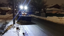 В течение ночи коммунальные службы города проводили работы по уборке снега В течение ночи коммунальные службы города проводили работы по уборке снега