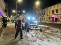 В течение ночи коммунальные службы города устраняли последствия снегопада 
