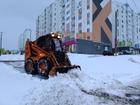 Продолжается уборка города от снега и наледи 
в ночные часы