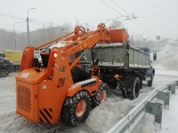 Во всех районах города продолжается очистка 
улиц от снега