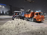 В ночную смену службы по благоустройству продолжили уборку снега на улицах города