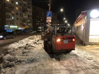 Ночью в Саратове проведена обработка тротуаров 
противогололедными материалами и расчистка от снега и наледи