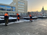 Коммунальные службы продолжают уборку 
города от снега и наледи