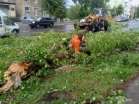 Коммунальные службы города устраняют последствия вчерашней непогоды