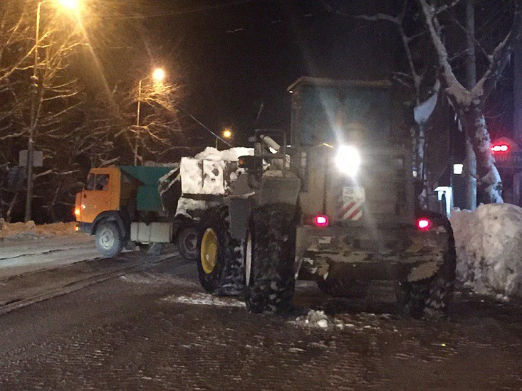 Круглосуточная работа по уборке города 
продолжается