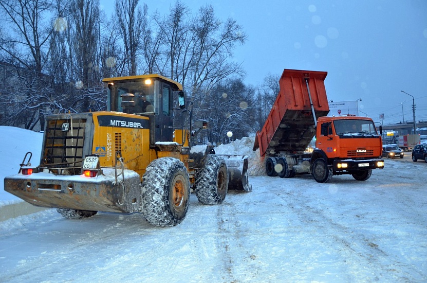 Уборка города от снега и наледи продолжается 
и в выходные дни