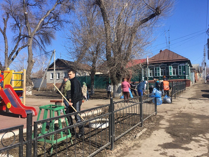 Волжане вышли на уборку улиц и дворов