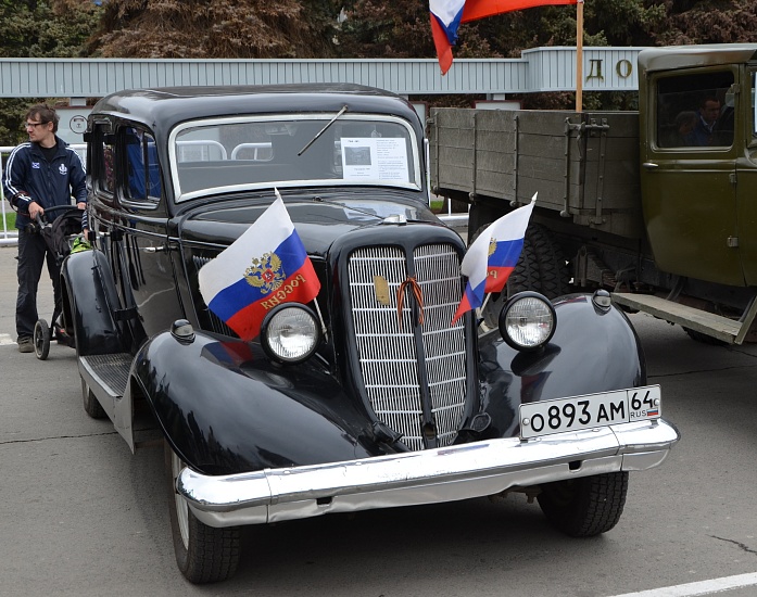 На Театральной площади Саратова состоялась 
выставка ретро-автомобилей