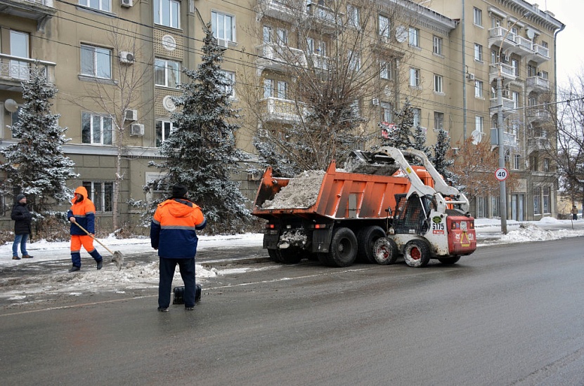 Коммунальные службы города продолжают 
расчистку улиц от снега и наледи