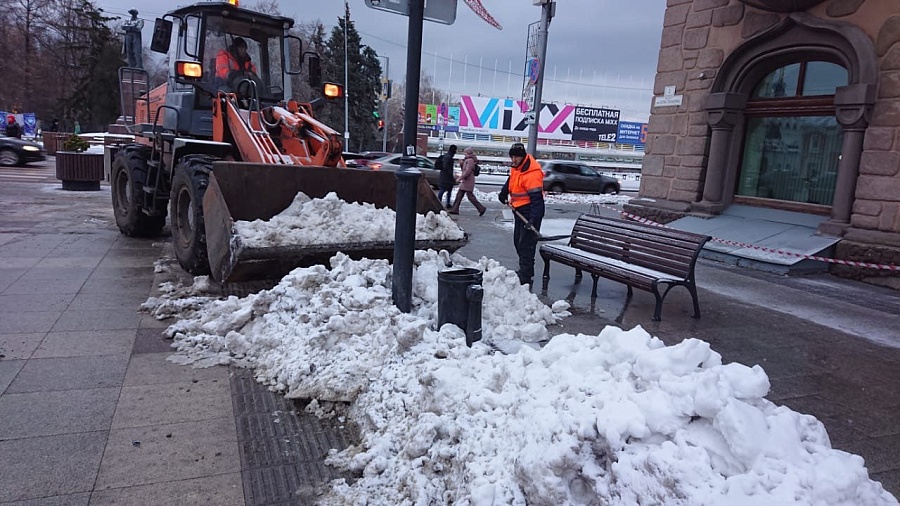 В Саратове продолжаются работы по уборке 
снега и обработке территорий противогололедными материалами