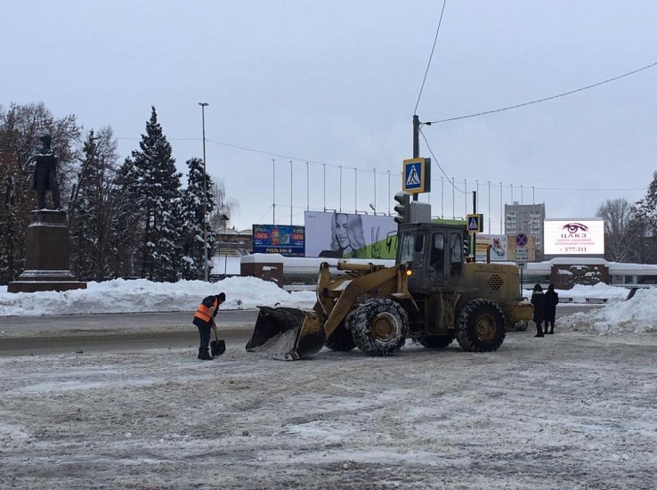 За прошедшие сутки с улиц Саратова было 
вывезено более 25 тыс. куб. м снега и наледи