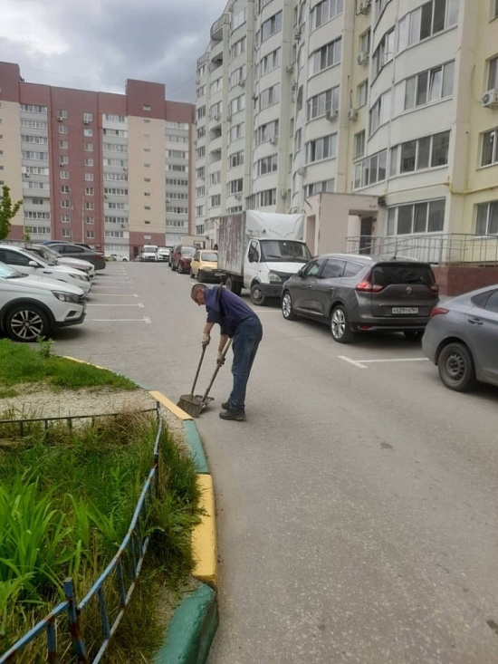 В Кировском районе продолжаются мероприятия 
по уборке дворовых территорий