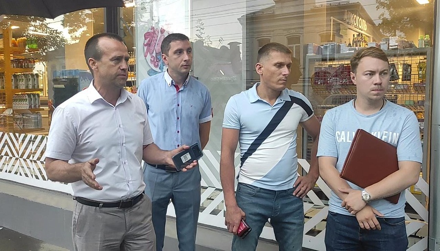 Владимир Бьятенко проверил состояние входных 
групп торговых объектов