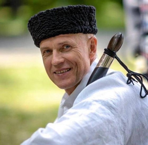 Руководитель «Саратовского центра казачьей 
культуры» Сергей Фролов поддержал сбор средств на два масштабных памятника