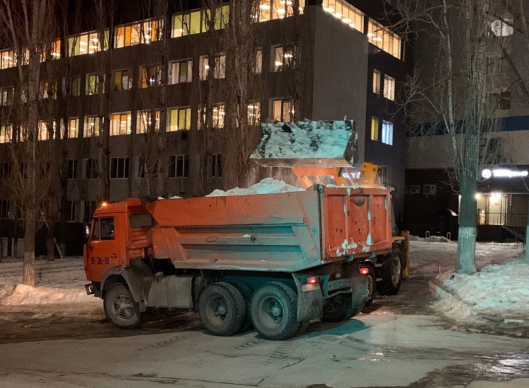 В Саратове продолжается уборка от снега 
и наледи