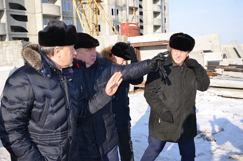 Губернатор Саратовской области Валерий 
Радаев и глава города Валерий Сараев проинспектировали площадки микрорайона Солнечный-2
