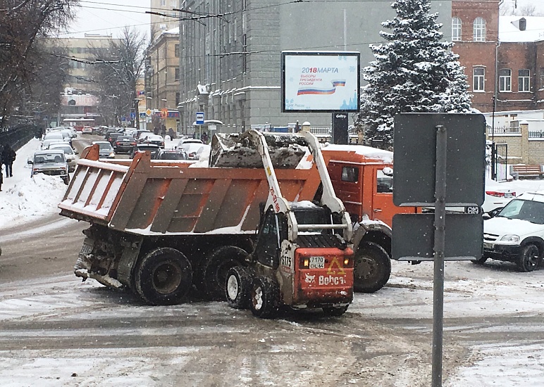 За ночь на центральных улицах очищено более 
25 тыс. кв. м тротуаров и вывезено более 1100 куб. м снега
