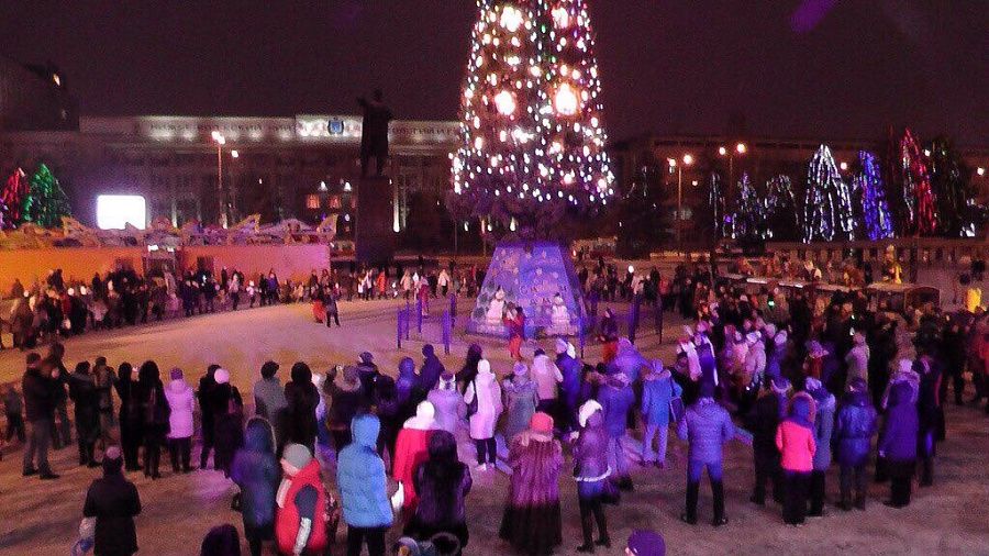 Вчера на Театральной площади прошли праздничные 
мероприятия