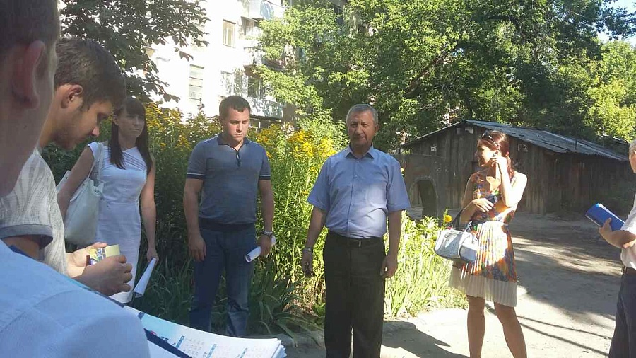 Жители проспекта 50 лет Октября задали вопросы 
руководству Кировского района
