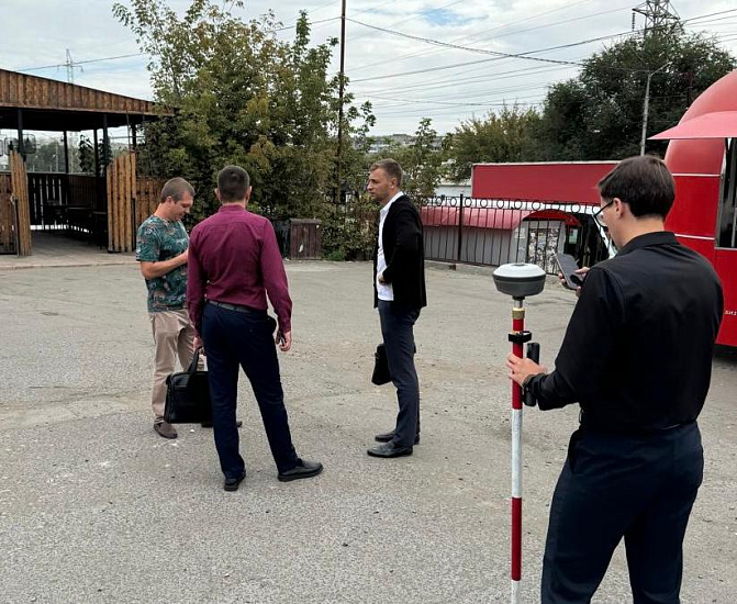 Сотрудниками комитета муниципального 
контроля с применением геодезического оборудования проведено комплексное обследование объектов на въезде в город со стороны Заводского района