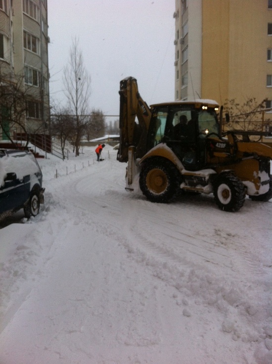 В Заводском районе продолжаются снегоуборочные 
работы