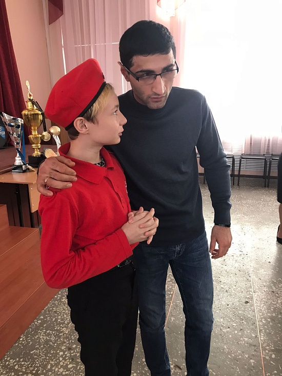 Заслуженный мастер спорта по кикбоксингу 
Вреж Петросян поделился секретами чемпиона с ребятами школы № 52