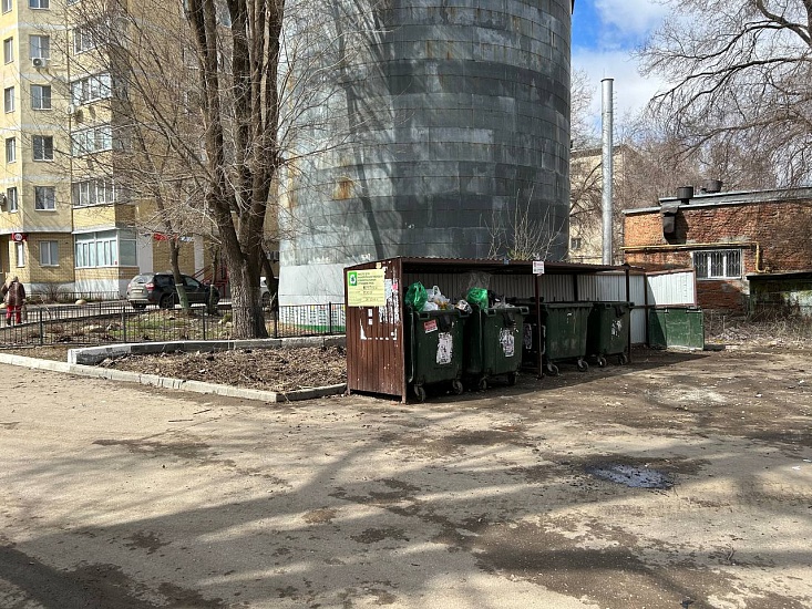 Коммунальные службы города продолжают 
уборку территорий, прилегающих к контейнерным площадкам