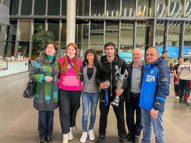 Чемпион мира по кикбоксингу Вреж Петросян 
вернулся в Саратов