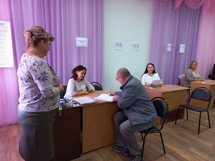 Глава администрации Октябрьского района 
принял участие в голосовании