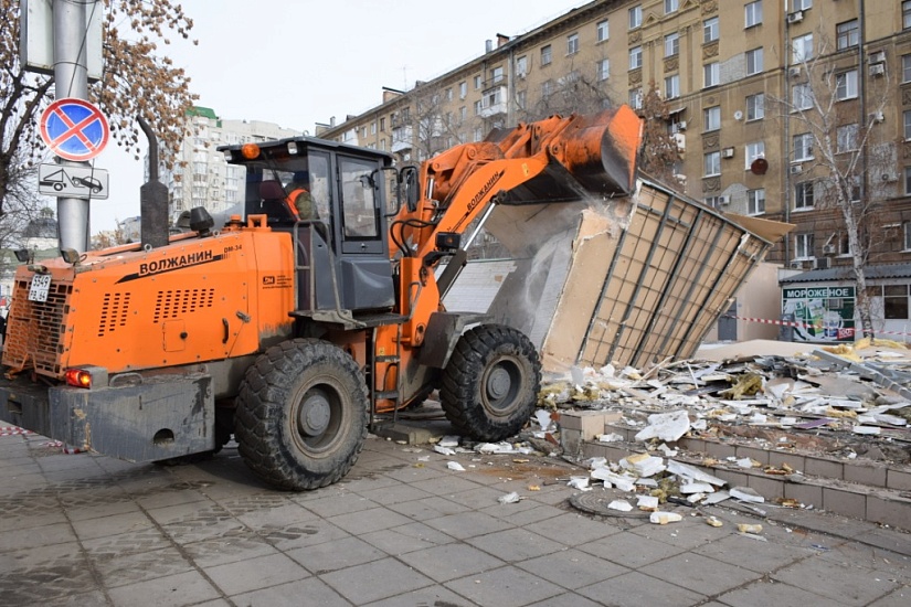 В Мирном переулке продолжают демонтировать 
торговые павильоны