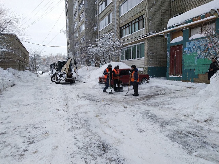 Управляющими компаниями Ленинского района 
продолжаются работы по очистке придомовых территорий и кровель домов от снега и наледи