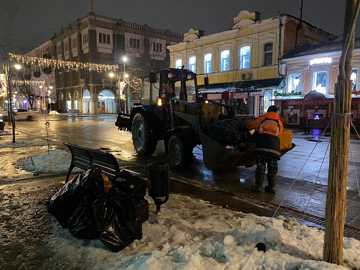 Продолжается очистка города от снега и 
наледи