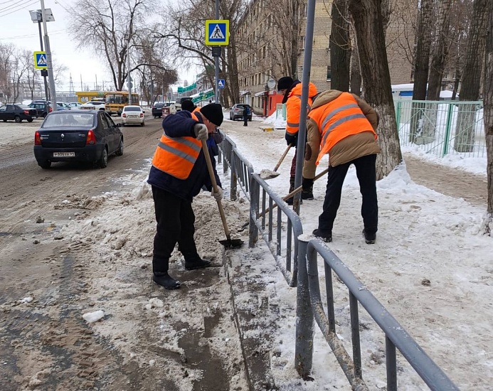 Ночью в работах по уборке снега и наледи 
было задействованы 233 единицы специализированной техники