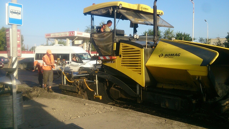 В выходные в Саратове продолжался ремонт 
асфальтового покрытия