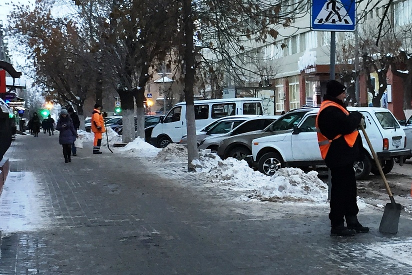 Работы по ликвидации наледи на улицах города 
ведутся в круглосуточном режиме