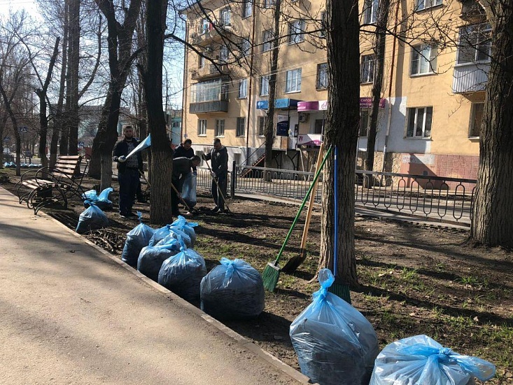 В Ленинском районе 162 предприятия торговли 
и потребительского рынка приводят в порядок прилегающие территории