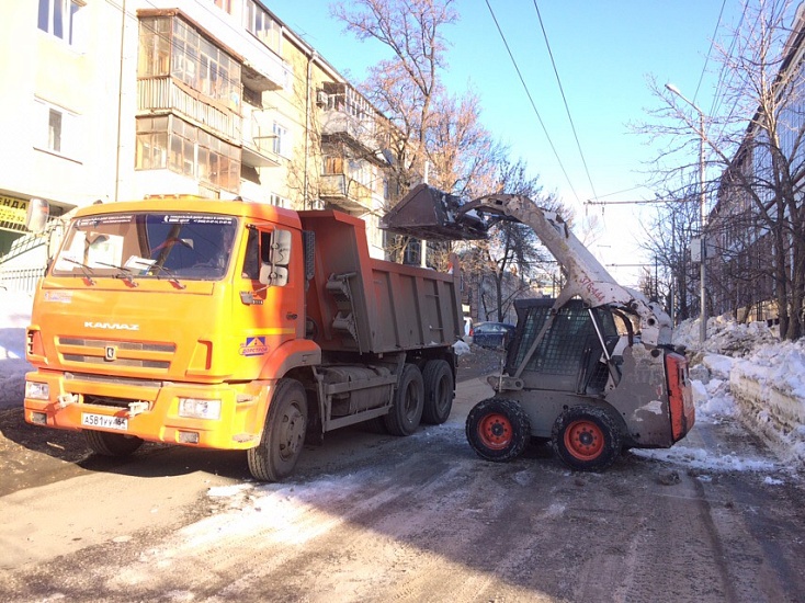 В Кировском районе продолжаются снегоуборочные 
работы