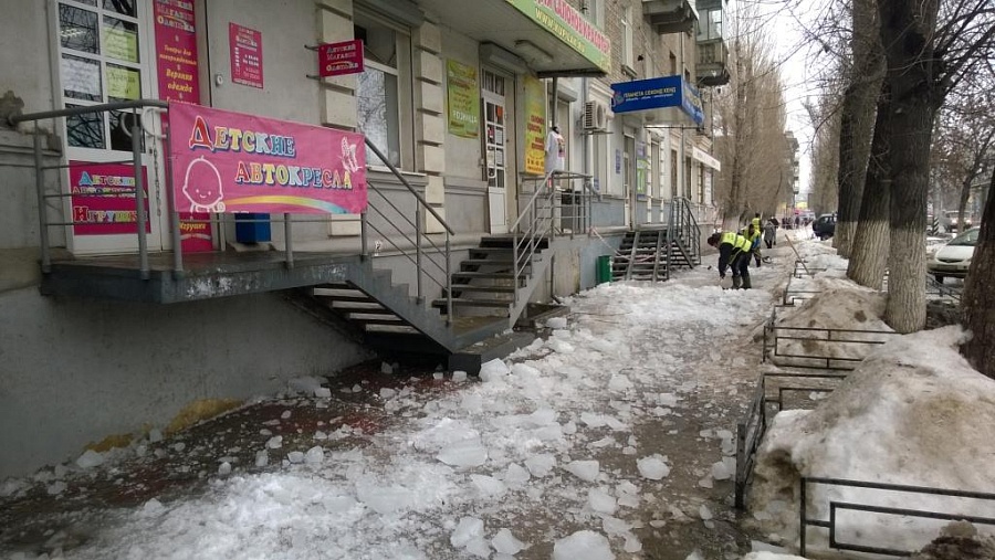 От сосулек и наледи очищены дома по проспекту 
Энтузиастов Заводского района