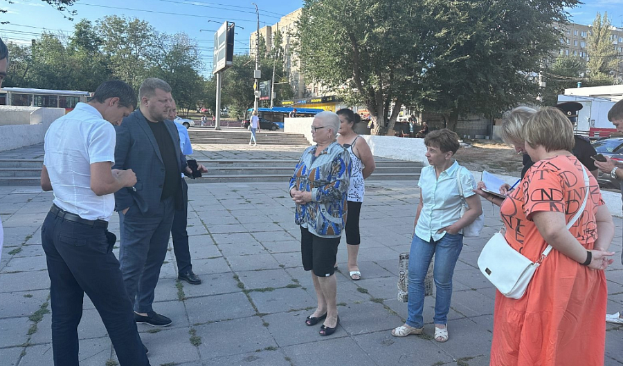 Глава администрации Заводского района 
Андрей Марусов провел встречу с жителями микрорайона Улеши