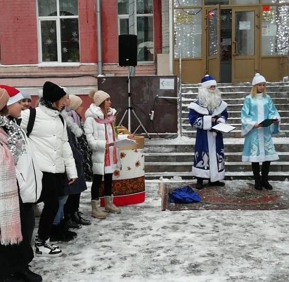 Дед Мороз и Снегурочка продолжают поздравлять 
горожан с праздниками