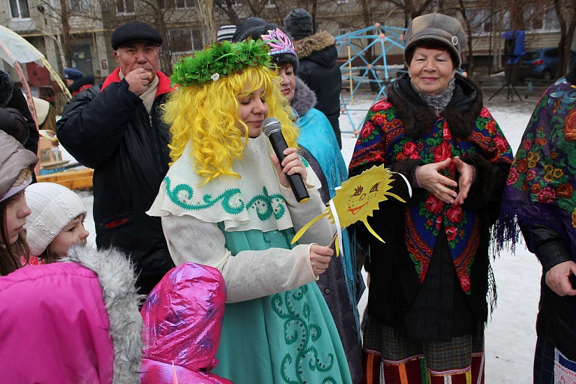 Во дворе клуба "Солнечный" состоялось театрализованное 
представление «Масленица»