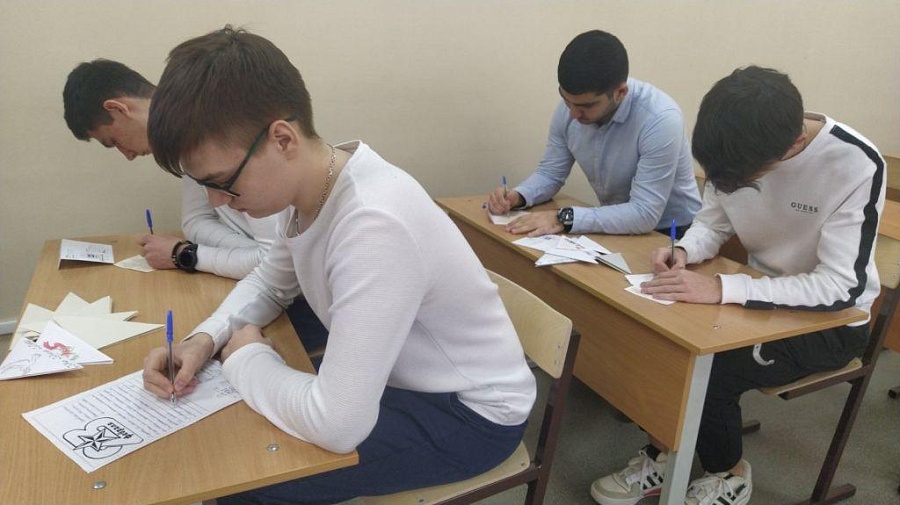 Учащиеся образовательных учреждений Волжского 
района приняли участие в патриотической акции