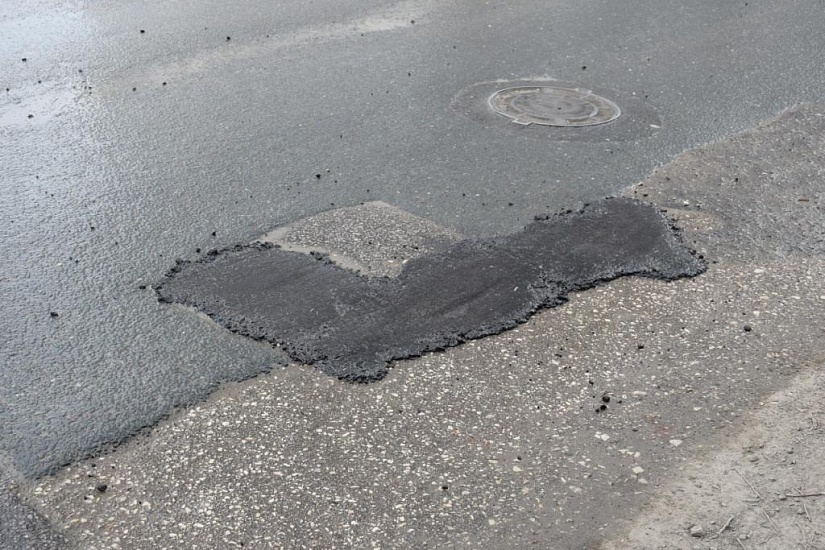 В Саратове продолжается восстановление 
дорожного покрытия